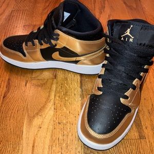 Nike Air Jordan 1. Mid SE (GS) almost new.